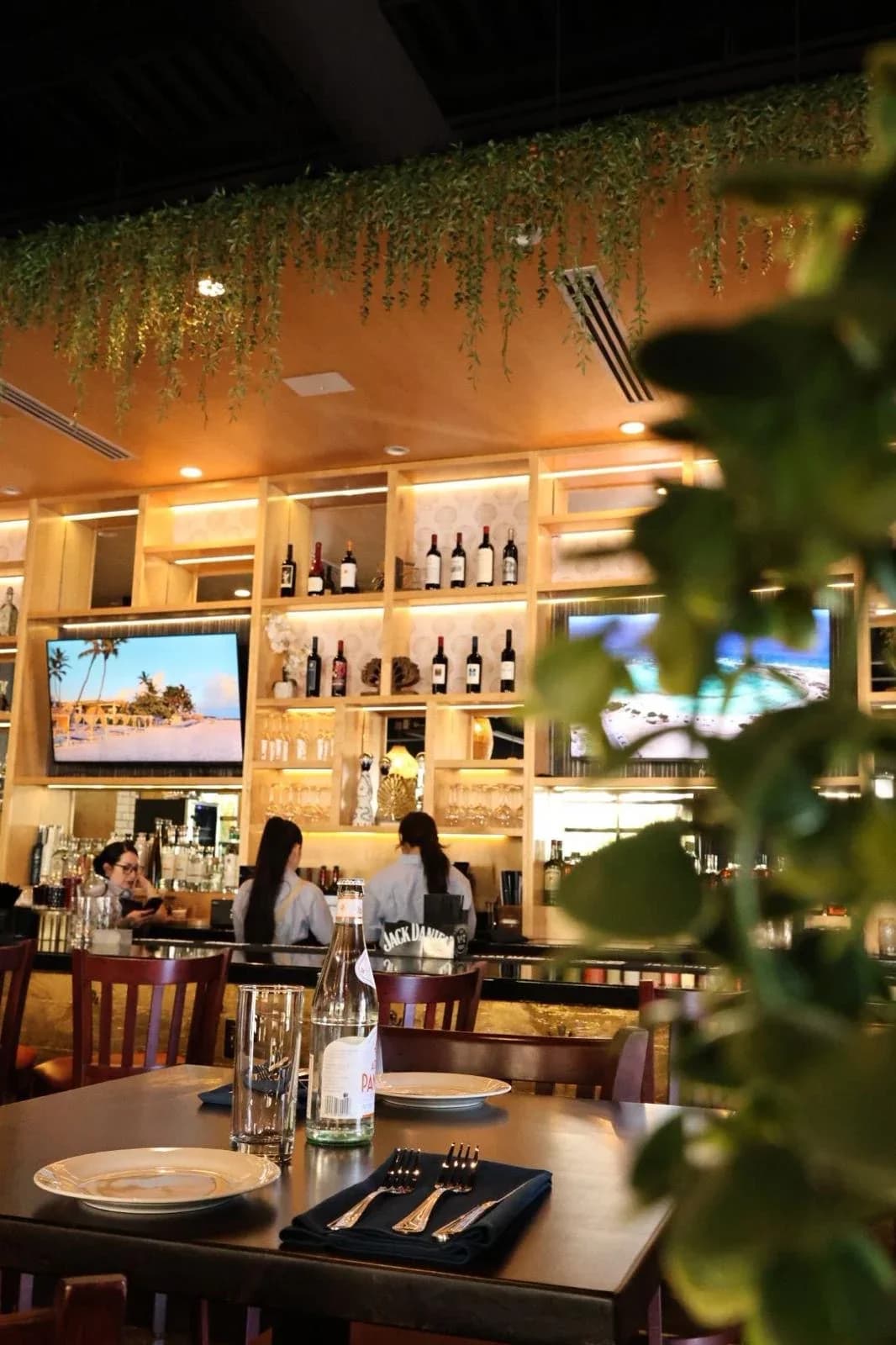 The bar and dining room at BLU Seafood & Steaks Scottsdale